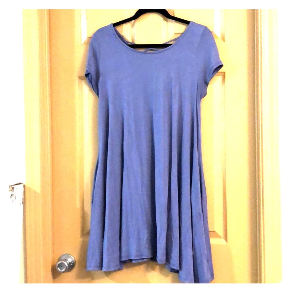 Flowy and comfy dress w/cute back design & pockets